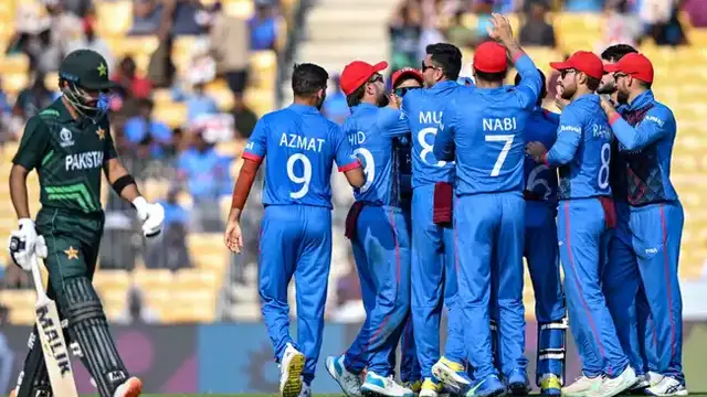ரசிகர்களிடம் கொடியை பிடுங்கி குப்பையில் போட முயன்ற காவலர். உடனடியாக நடவடிக்கை எடுத்த சென்னை மாநகர காவல் துறை ஆணையர்.