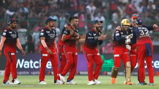RCB அணி வீரர்களுடன் வேடிக்கையாக பந்துவீசய விராட் வைரலாகும் வீடியோ இதோ.