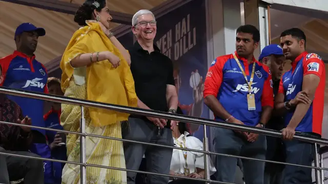 டெல்லி மற்றும் கொல்கத்தா அணிகளுக்கு இடையேயான போட்டியை காண வந்த ஆப்பிள் CEO டிம் குக்கின் மற்றும் நடிகை சோனம் கபூர்.