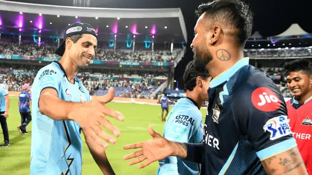 வீடியோ : குஜராத் டைட்டன்ஸ் அணியின் பயிற்சியாளர் ஆஷிஷ் நெஹராவுடன் வேடிக்கையாக விளையாடிய ஹர்திக் பாண்டியா.
