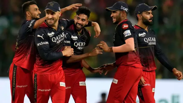 DRS ரிவியூவின் போது மேக்ஸ்வெலுடன் ராக், பேப்பர், சீசர் விளையாடிய கோலி – வீடியோ உள்ளே.