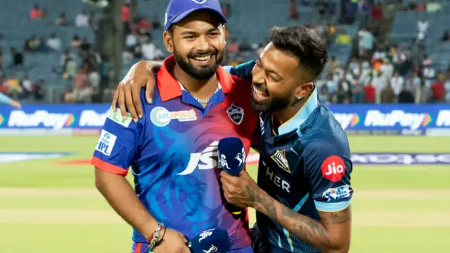 ஊன்றுகோலுடன் நடந்து வந்து டெல்லி அணிக்கு ஆதரவு கொடுத்த ரிஷப் பந்த், மனதை உருக்கும் வீடியோ.