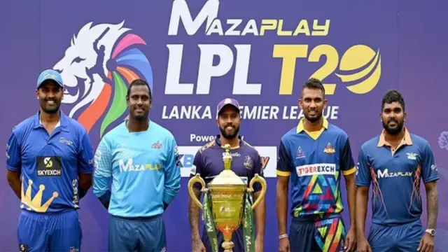வீடியோ : மைதானத்திற்குள் நுழைந்த பாம்பு, சிக்னல் செய்த ஷாகிப் அல் ஹாசன் – தினேஷ் கார்த்திக் கொடுத்த ரியாக்சன்.