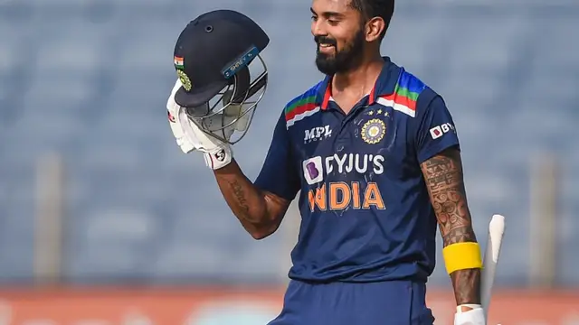 தன்னுடைய பிறந்தநாளில் மனைவியுடன் கேக் வெட்டி கொண்டாடிய கே.எல்.ராகுல் – புகைப்படங்கள் உள்ளே.