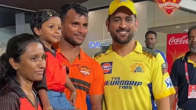 தம்பி இல்ல ஒரே ஒரு பொண்ணு – நடராஜன் குழந்தையுடன் கொஞ்சி மகிழ்ந்த தோனி
